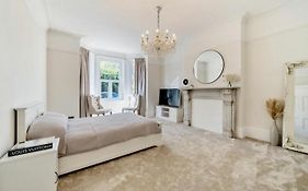 Freshly Renovated 2 Bedroom Apartment 10 Mins From Cotswolds Child Friendly Great Location With Plenty Of Nearby Free Parking Freestanding Bath And Outdoor Private Terrace Area