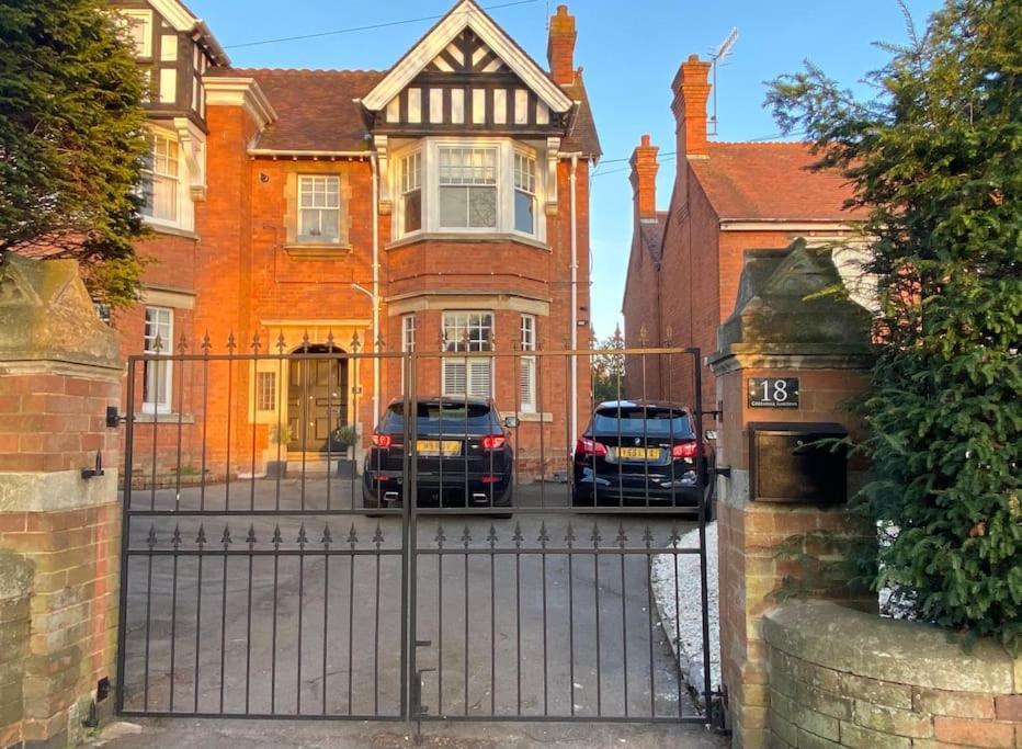 Cotswold Gateway Apartment: Family-Friendly with Convenient Parking Evesham Exterior photo